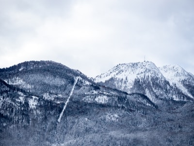 白昼积雪的山